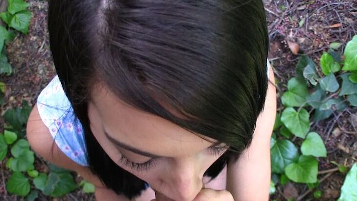 16P Sexo anal al aire libre con la joven morena Mia Hurley en primer plano