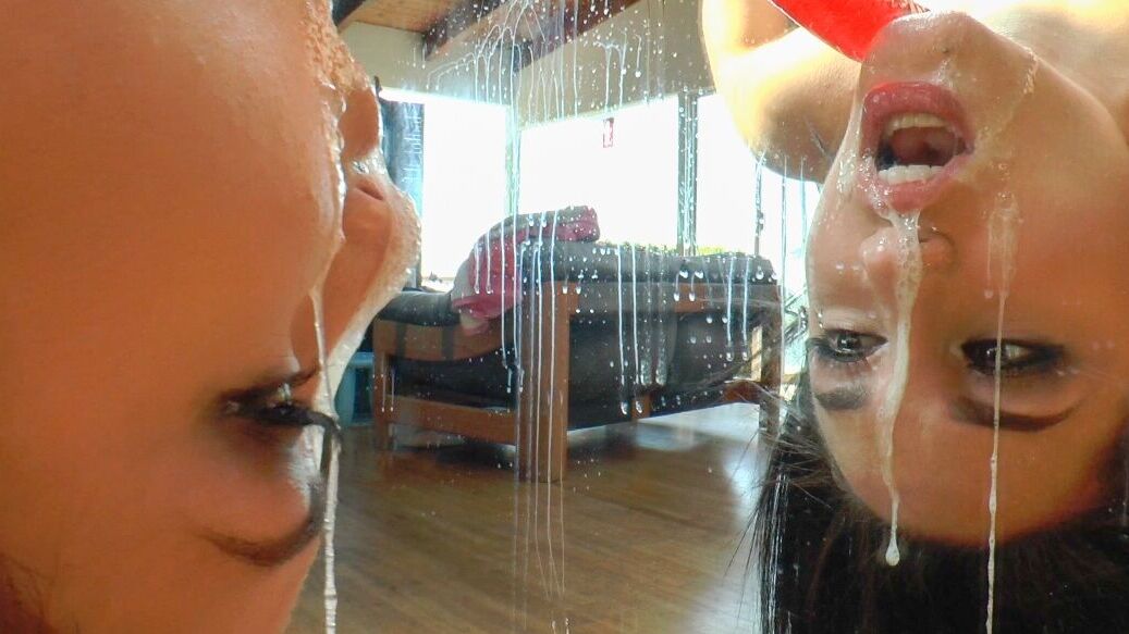 15P Tatuada com tesão Gabriella Paltrova alcançando abertura anal em sessão solo de BDSM