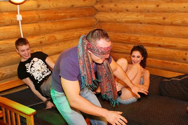 16P Universitarias tienen sexo heterosexual y lésbico durante una fiesta de sexo grupal privada