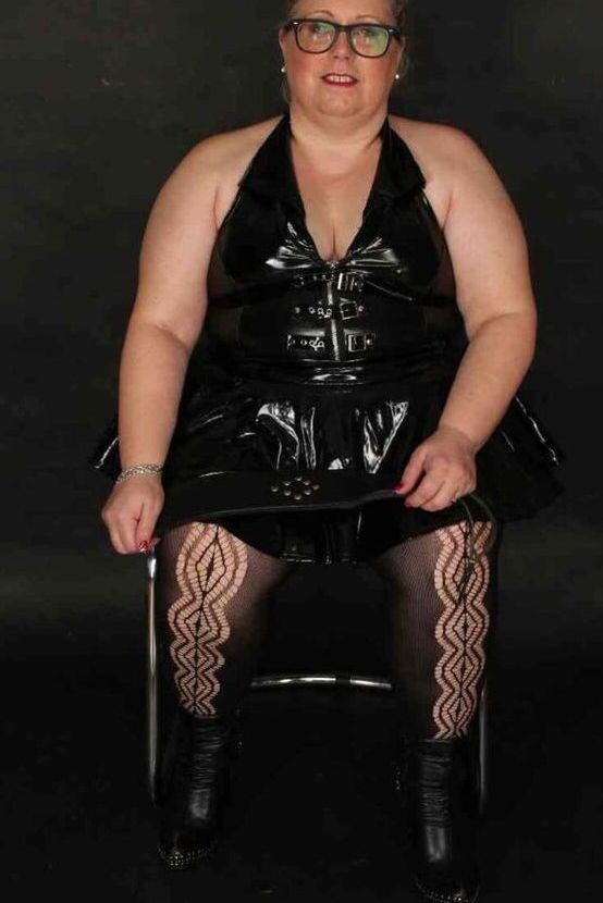 20P La gorda amateur británica Lexie Cummings juega con su coño muy perforado con gafas