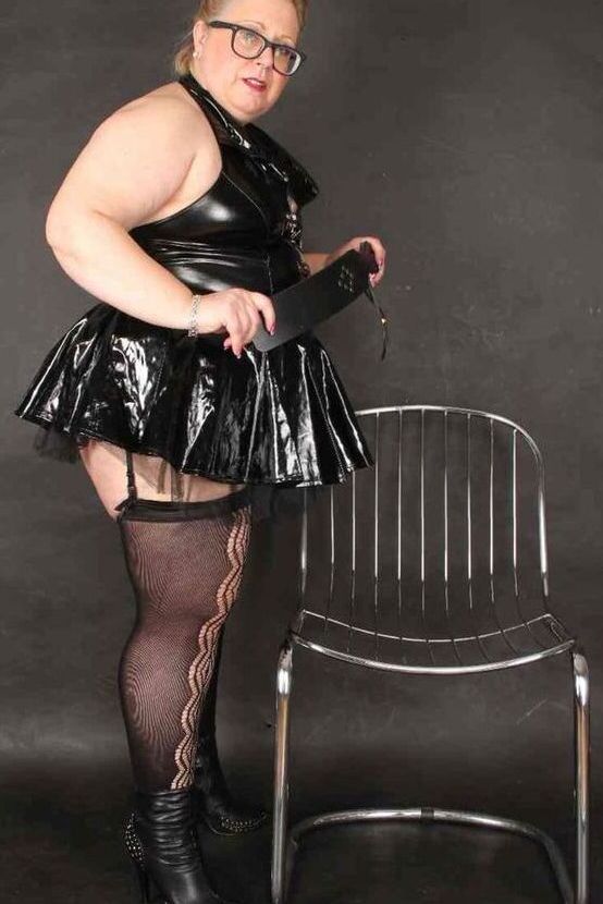 20P La gorda amateur británica Lexie Cummings juega con su coño muy perforado con gafas