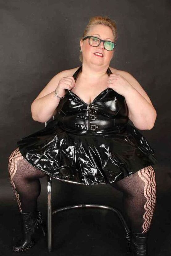 20P La gorda amateur británica Lexie Cummings juega con su coño muy perforado con gafas