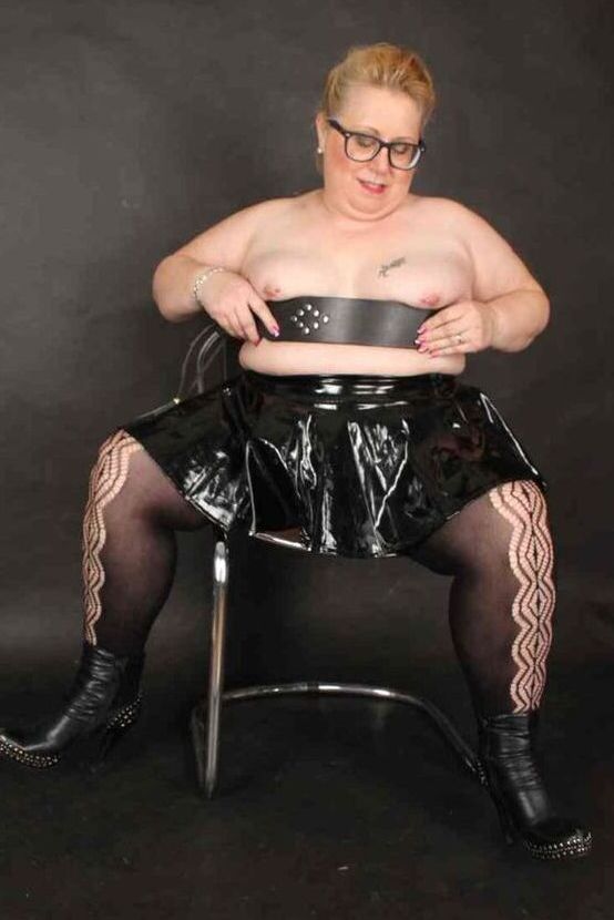 20P La gorda amateur británica Lexie Cummings juega con su coño muy perforado con gafas