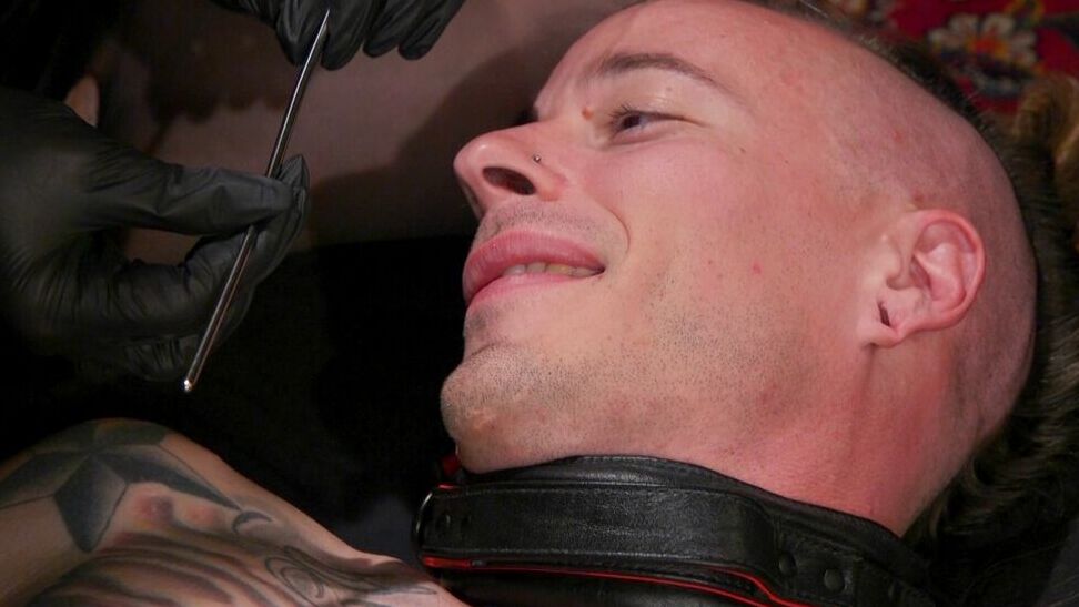 20P Curvaceous MILF Bella Rossi teasing & jerking off a stud in a hot femdom scene