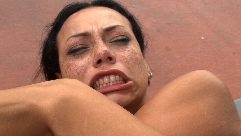 21P Public Disgrace ララ・タネリ、スティーブ・ホームズ