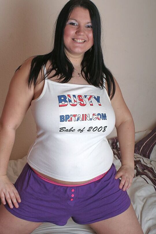 15P British plumper Kim B sucks on candy while showing her big natural boobs