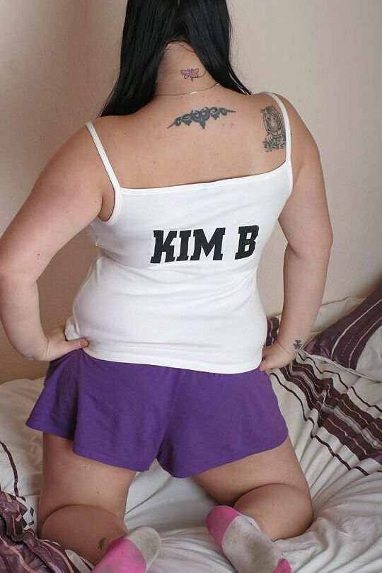 15P British plumper Kim B sucks on candy while showing her big natural boobs