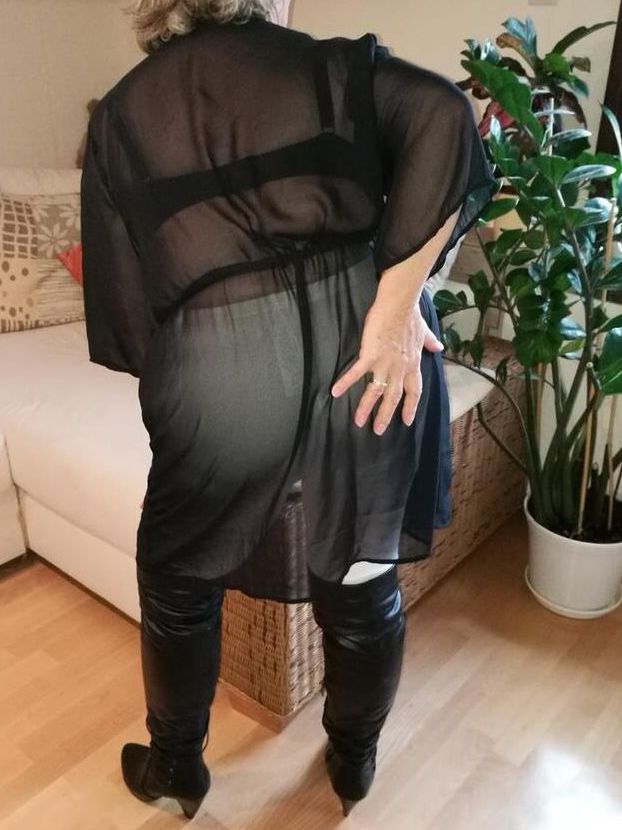 20P Amadora gorda Caro remove botas OTK e meia branca para mostrar seu agarramento