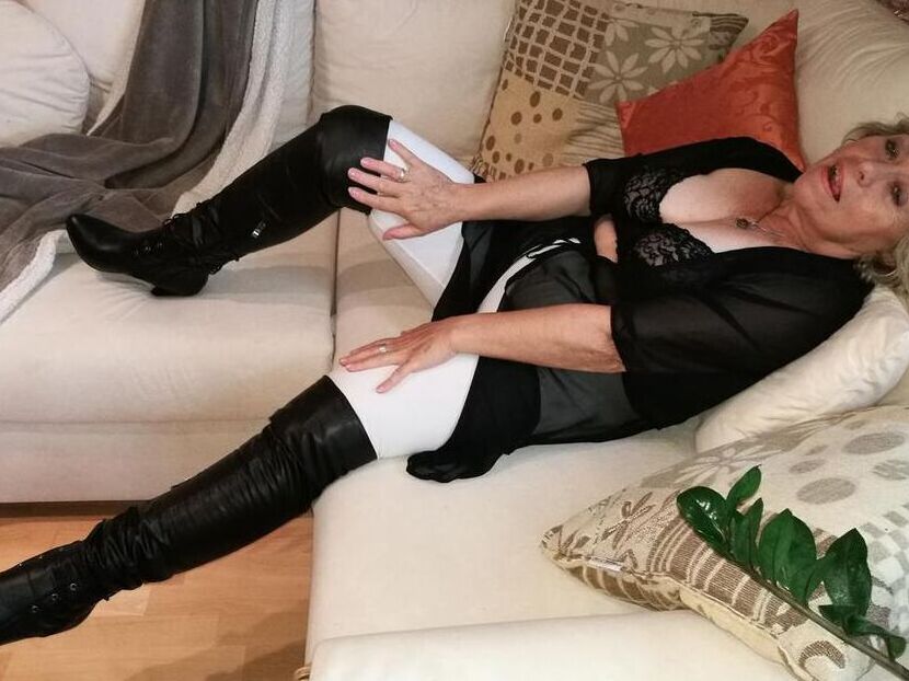20P Amadora gorda Caro remove botas OTK e meia branca para mostrar seu agarramento