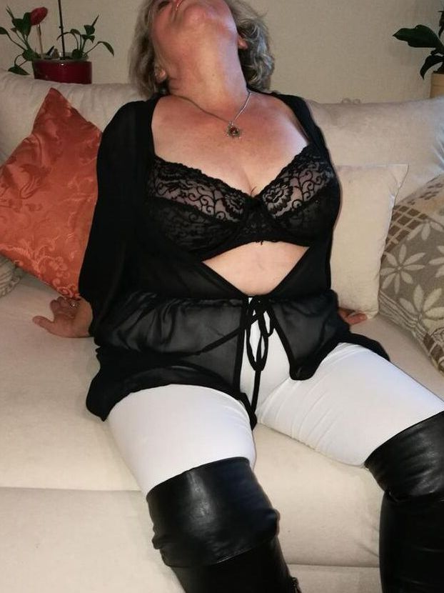 20P Amadora gorda Caro remove botas OTK e meia branca para mostrar seu agarramento