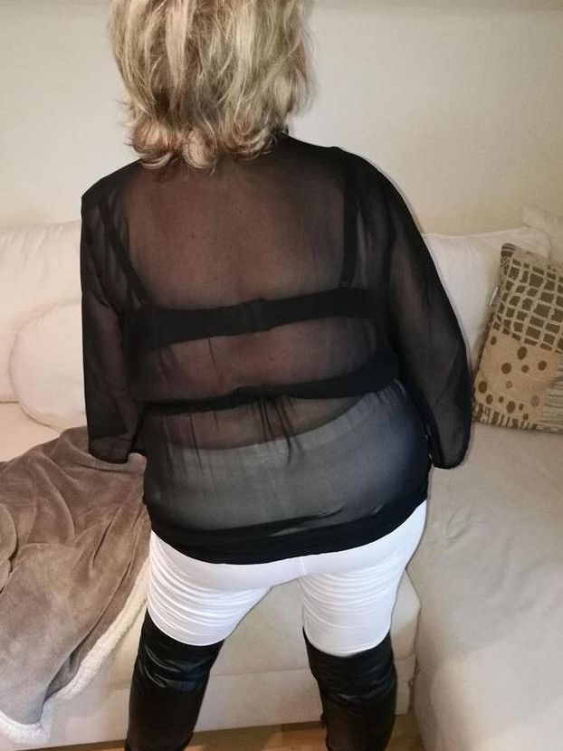 20P Amadora gorda Caro remove botas OTK e meia branca para mostrar seu agarramento