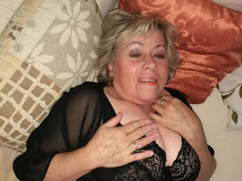 20P Amadora gorda Caro remove botas OTK e meia branca para mostrar seu agarramento