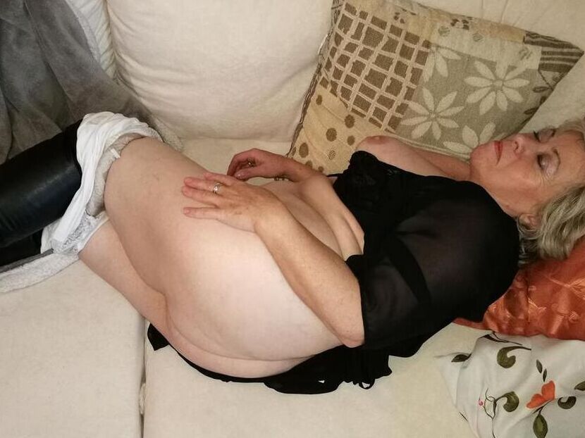 20P Amadora gorda Caro remove botas OTK e meia branca para mostrar seu agarramento