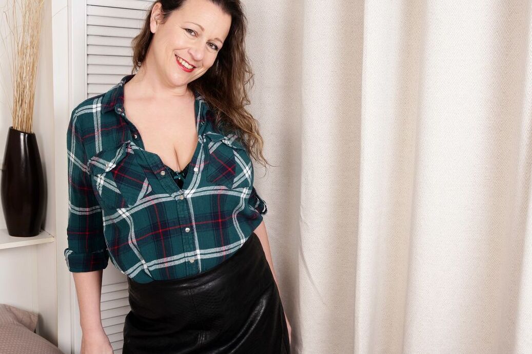 16P Older UK lady uncups her large breast before sliding her panties aside