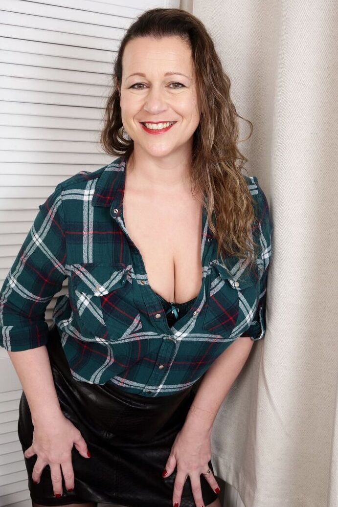 16P Older UK lady uncups her large breast before sliding her panties aside