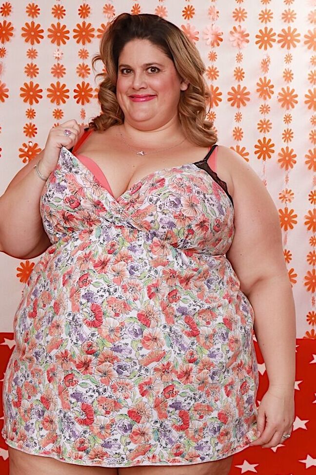 16P SSBBW madura gostosa Erin Green tira a roupa e mostra suas curvas gigantes