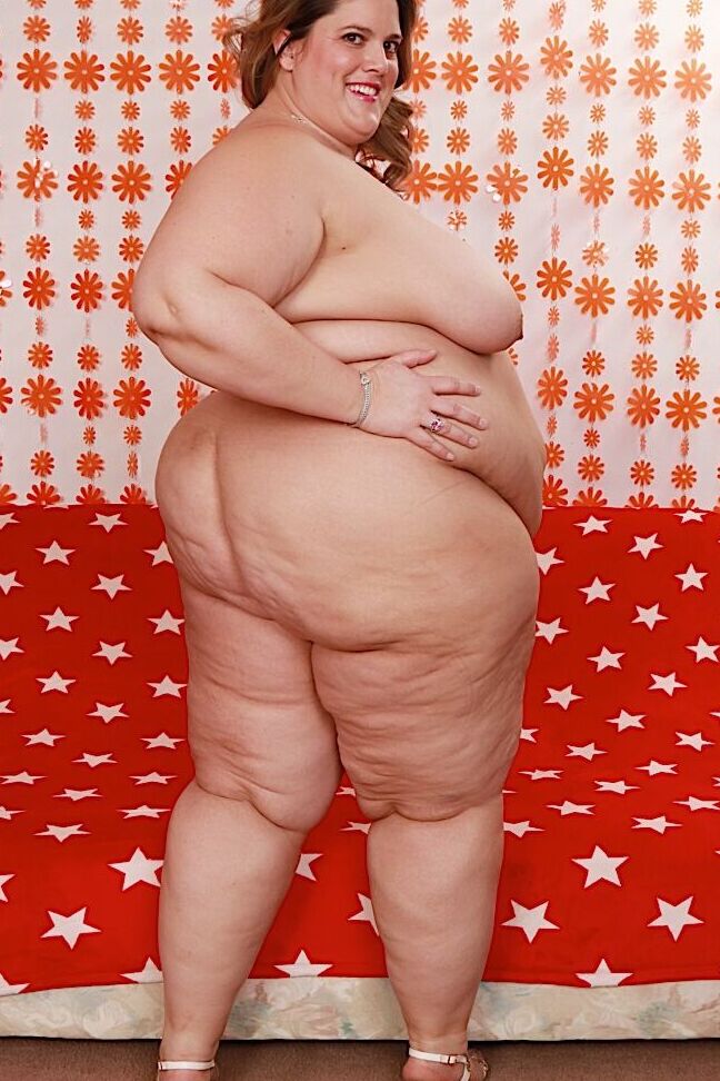 16P SSBBW madura gostosa Erin Green tira a roupa e mostra suas curvas gigantes
