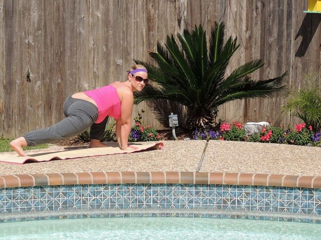 17P Barefoot BBW Dee Siren descubre sus tetas y su gran trasero mientras hace yoga junto a una piscina