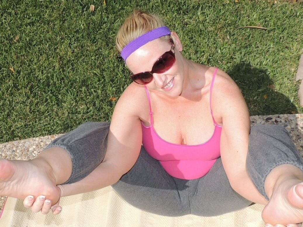 17P Barefoot BBW Dee Siren descubre sus tetas y su gran trasero mientras hace yoga junto a una piscina