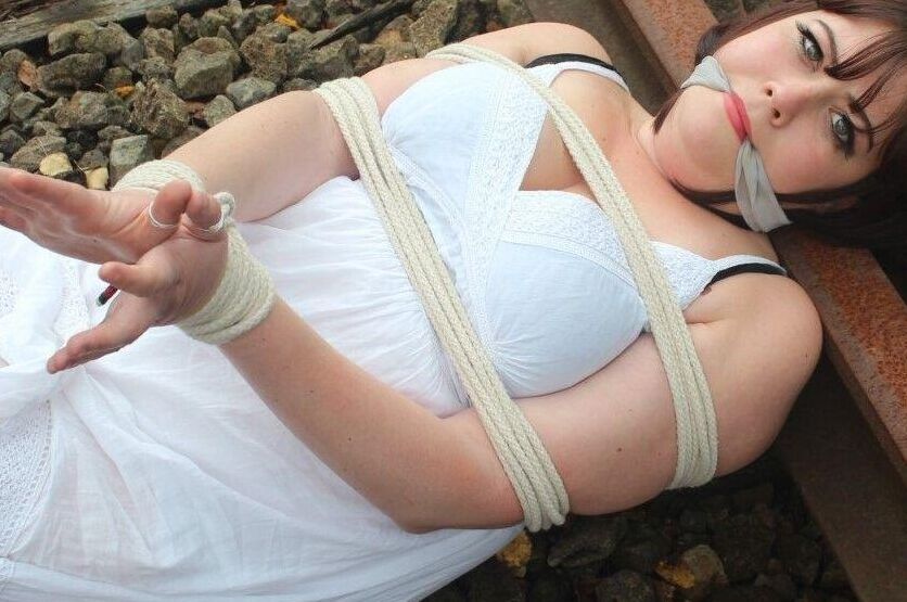 14PブルネットBBWは線路上で縛られ猿ぐつわをされたまま放置される