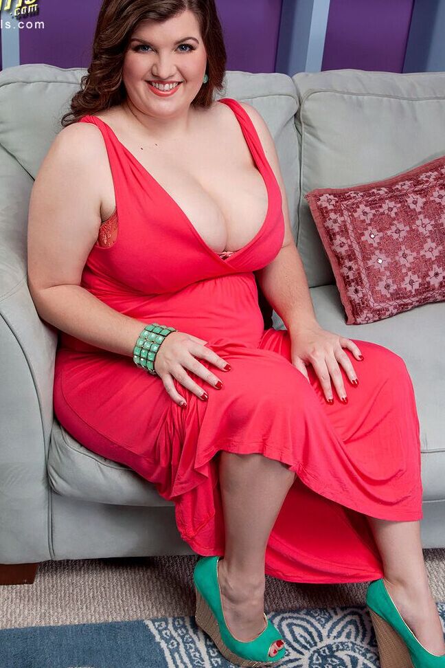 14P BBW solista Dulcinea revela sus tetas caídas mientras se quita el vestido rojo