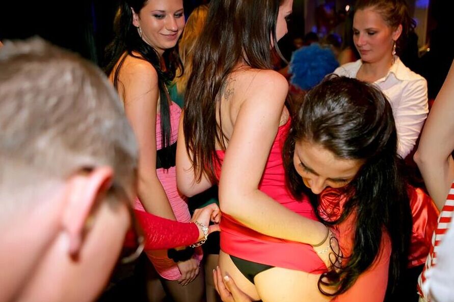 15P Garotas festeiras têm relações sexuais com strippers masculinos depois de ficarem bêbadas