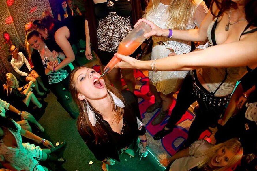 15P Garotas festeiras têm relações sexuais com strippers masculinos depois de ficarem bêbadas