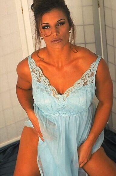 15P Fitness-Model Deidre Pagnanelli posiert in Badebekleidung und Dessous