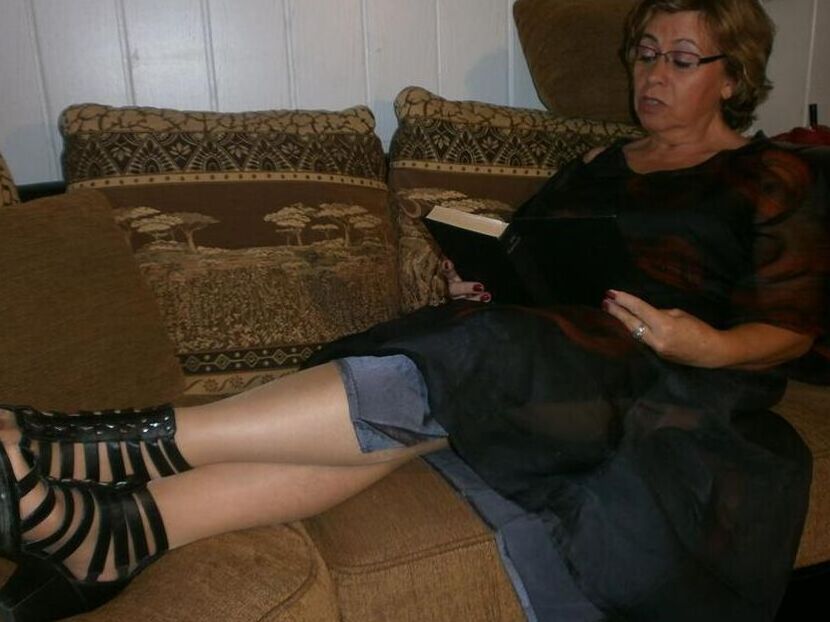 20P Aged amateur Caro pulls out her large breasts while reading a book in glasses
