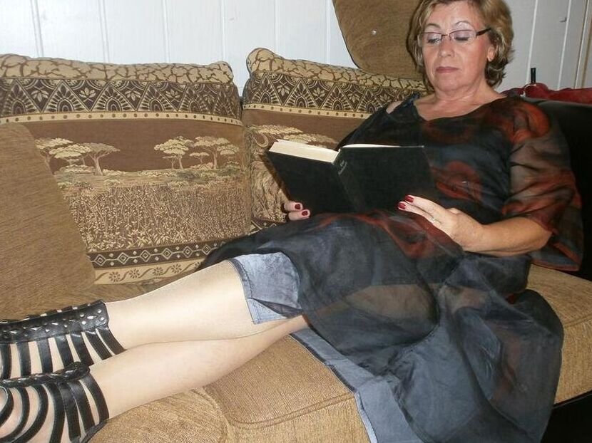 20P Aged amateur Caro pulls out her large breasts while reading a book in glasses