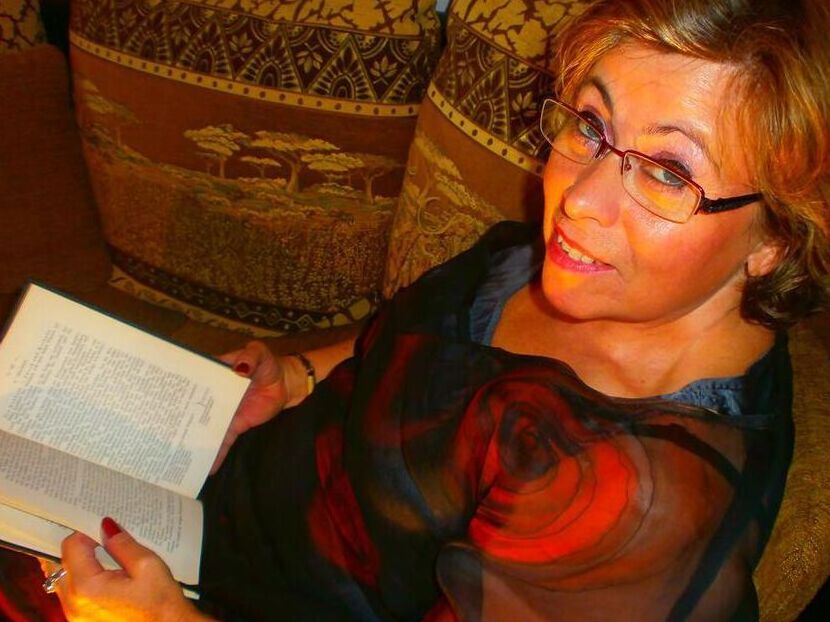 20P Aged amateur Caro pulls out her large breasts while reading a book in glasses