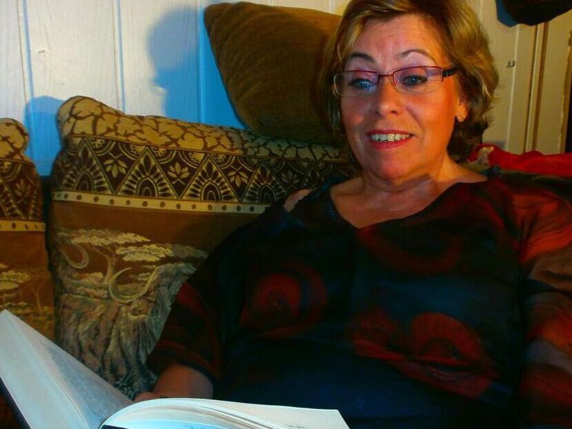 20P Aged amateur Caro pulls out her large breasts while reading a book in glasses