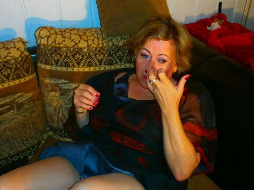 20P Aged amateur Caro pulls out her large breasts while reading a book in glasses