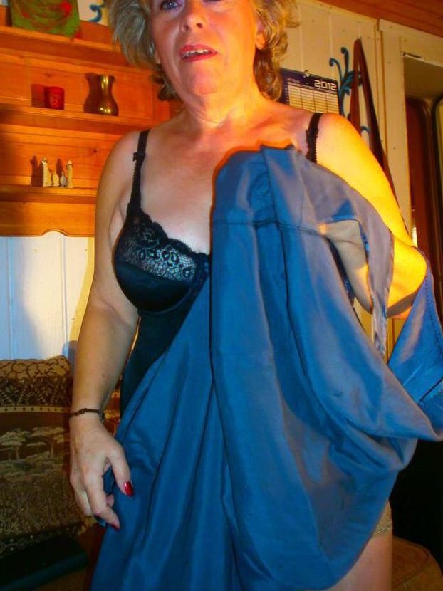 20P Aged amateur Caro pulls out her large breasts while reading a book in glasses