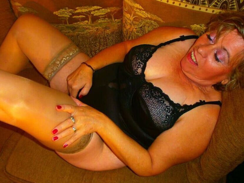 20P Aged amateur Caro pulls out her large breasts while reading a book in glasses