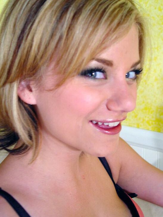 21P Die zierliche Blondine Alex Divine reitet einen großen schwarzen Schwanz