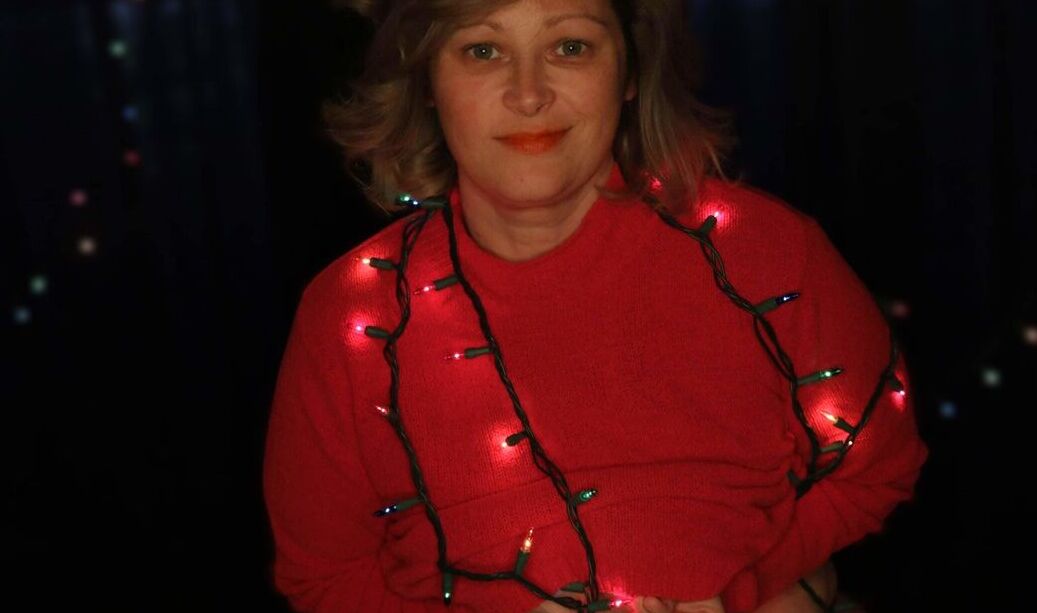 15P MILF amateur potelée et mignonne pose dans sa tenue sexy sous les lumières de Noël