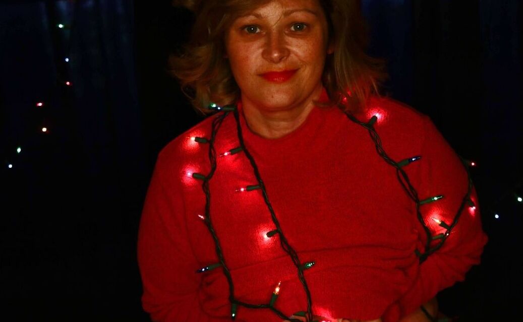 15P MILF amateur potelée et mignonne pose dans sa tenue sexy sous les lumières de Noël