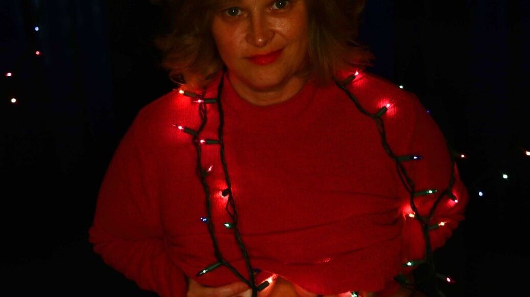 15P MILF amateur potelée et mignonne pose dans sa tenue sexy sous les lumières de Noël