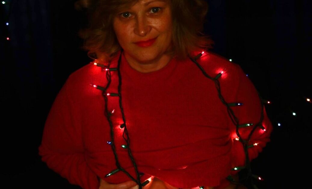 15P MILF amateur potelée et mignonne pose dans sa tenue sexy sous les lumières de Noël