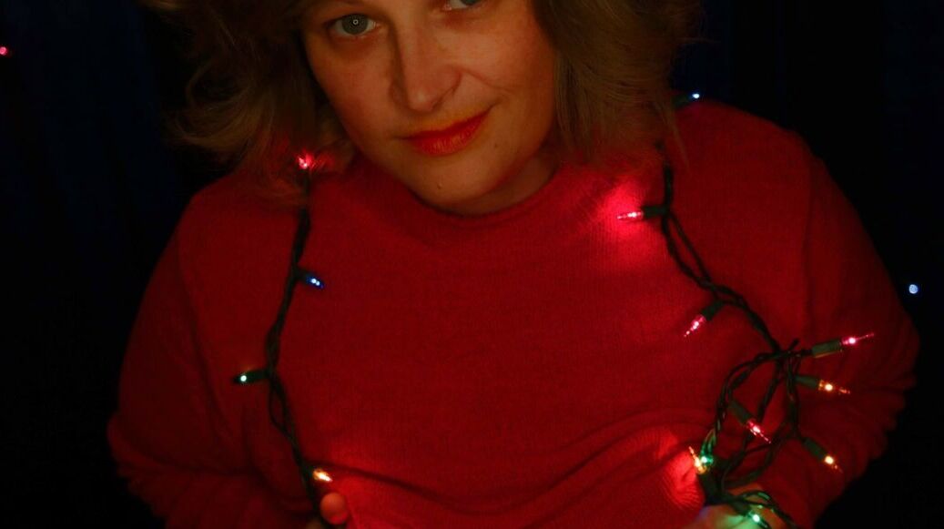 15P MILF amateur potelée et mignonne pose dans sa tenue sexy sous les lumières de Noël