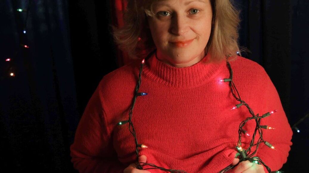 15P MILF amateur potelée et mignonne pose dans sa tenue sexy sous les lumières de Noël