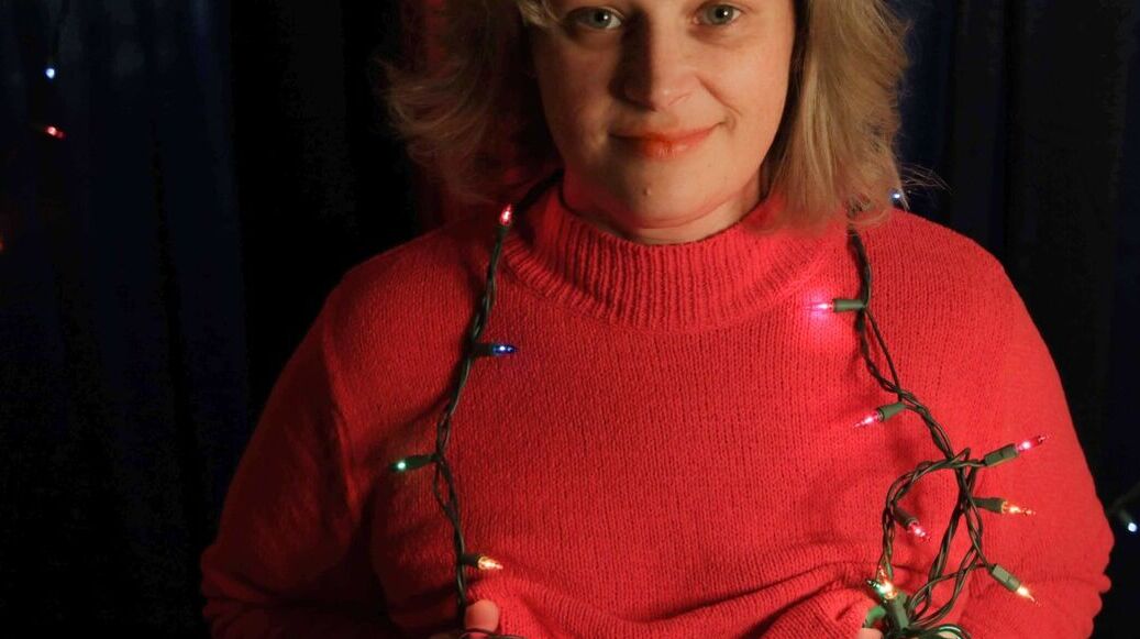 15P MILF amateur potelée et mignonne pose dans sa tenue sexy sous les lumières de Noël