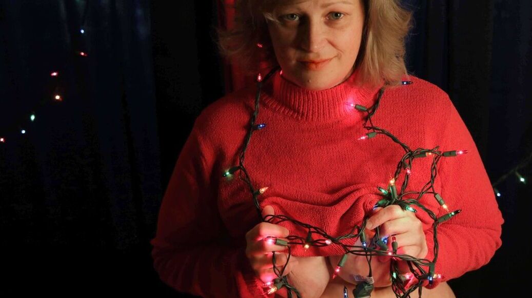 15P MILF amateur potelée et mignonne pose dans sa tenue sexy sous les lumières de Noël
