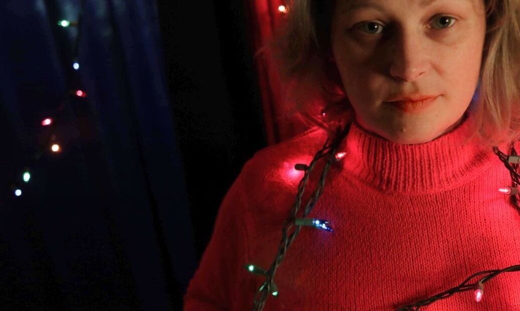 15P MILF amateur potelée et mignonne pose dans sa tenue sexy sous les lumières de Noël