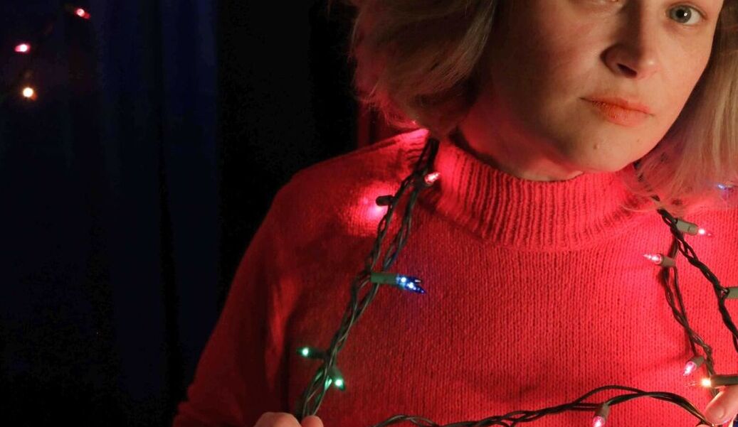 15P MILF amateur potelée et mignonne pose dans sa tenue sexy sous les lumières de Noël