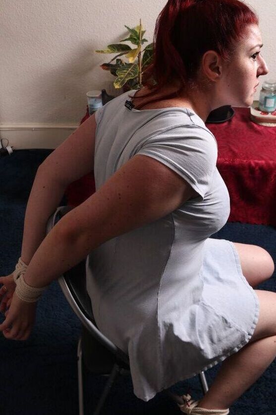 16P 太ったイギリス人女性が服を着たまま椅子に縛り付けられながら猿轡を噛まれる