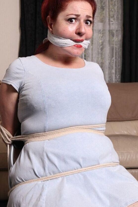 16P 太ったイギリス人女性が服を着たまま椅子に縛り付けられながら猿轡を噛まれる