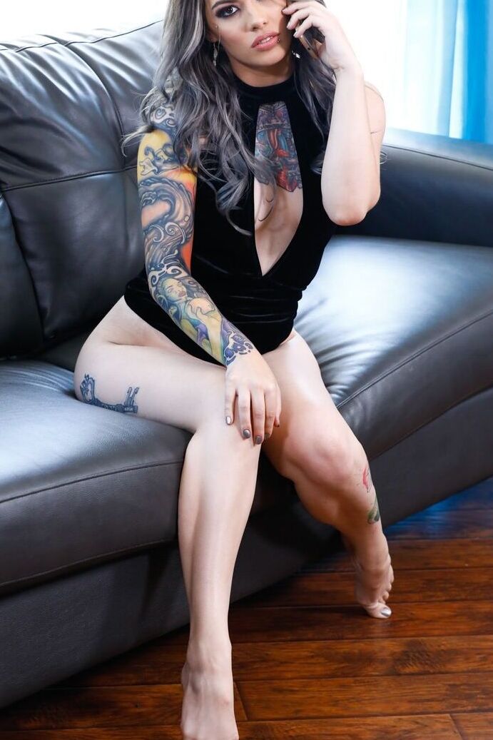 17P Une américaine tatouée aux cheveux teints baise 2 hommes noirs en même temps