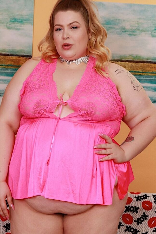 16P Baby Doll BBW obesa se quita la lencería rosa para modelar completamente desnuda
